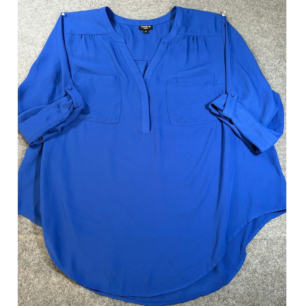 Torrid Harper Blouse Size 2 Blue Hidden Button Roll Tab Sleeve Flowy Top